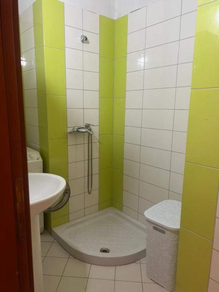 Vlore, jepet me qera apartament 1+1+BLK 51 m² 270 Euro (Zadik Zotaj pas shkolles Industriale)