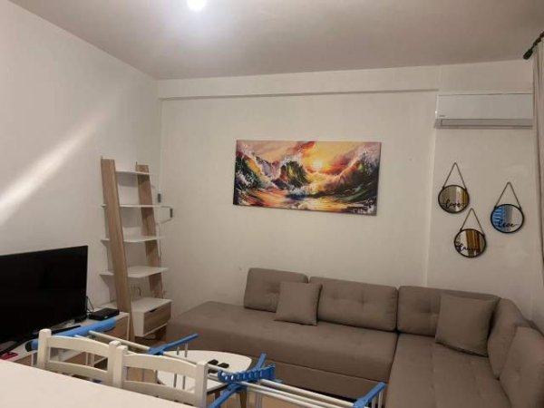 Vlore, jepet me qera apartament 1+1+BLK 51 m² 270 Euro (Zadik Zotaj pas shkolles Industriale)