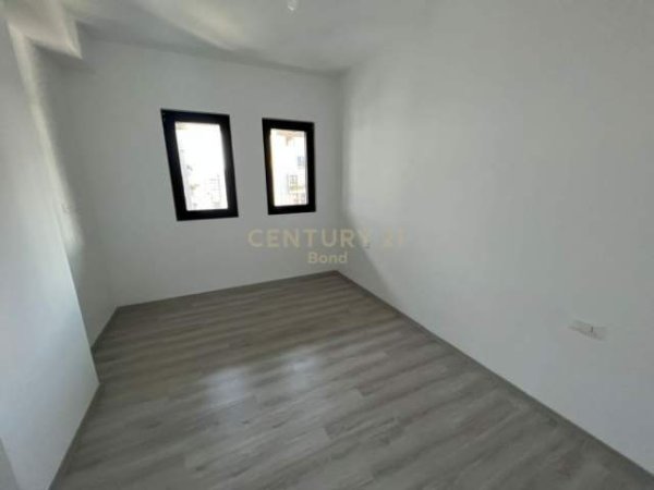 Tirane, jepet me qera apartament Kati 8, 120 m² 800 Euro (Kompleksi "Square 21" Tirana, Albania)