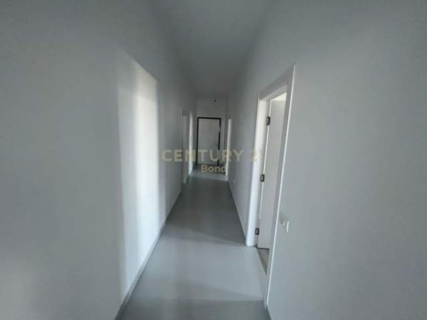 Tirane, jepet me qera apartament Kati 8, 120 m² 800 Euro (Kompleksi "Square 21" Tirana, Albania)