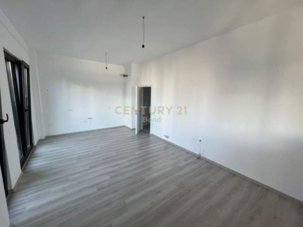 Tirane, jepet me qera apartament Kati 8, 120 m² 800 Euro (Kompleksi "Square 21" Tirana, Albania)