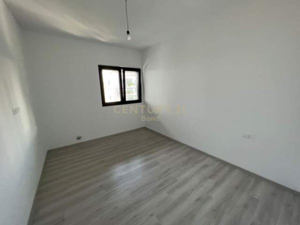 Tirane, jepet me qera apartament Kati 8, 120 m² 800 Euro (Kompleksi "Square 21" Tirana, Albania)