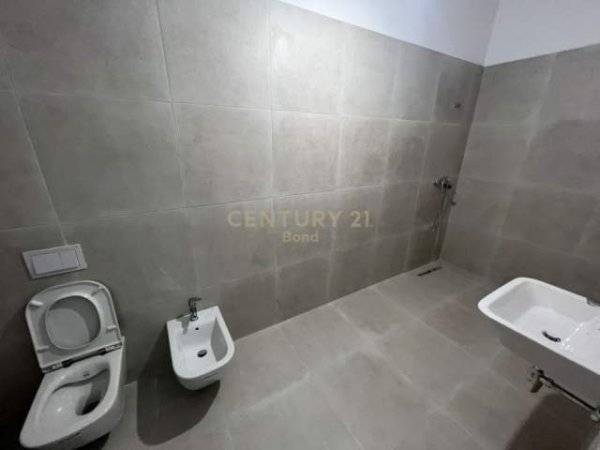 Tirane, jepet me qera apartament Kati 8, 120 m² 800 Euro (Kompleksi "Square 21" Tirana, Albania)