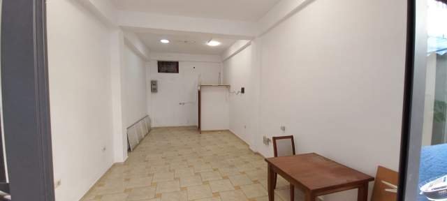 Tirane, jepet me qera dyqan Kati 1, 30 m² 350 Euro (21 dhjetori)