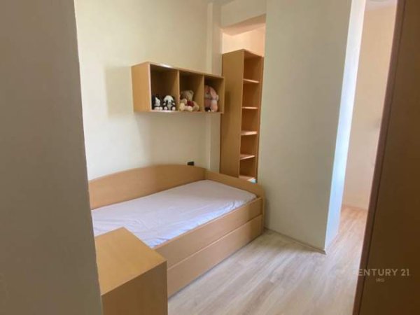 Tirane, jepet me qera apartament 81 m² 550 Euro (pallati me shigjeta)