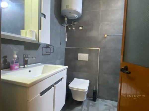 Tirane, jepet me qera apartament 81 m² 550 Euro (pallati me shigjeta)