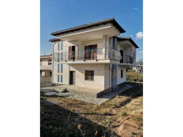 Tirane, shitet Vile 3+1 Kati 0, 300 m² 350.000 Euro (TUFINE)