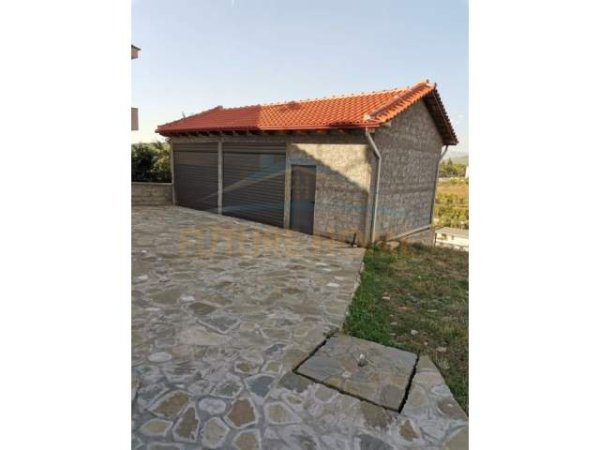 Tirane, shitet Vile 3+1 Kati 0, 300 m² 330.000 Euro (TUFINE)