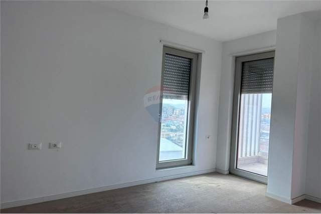 Tirane, jepet me qera apartament 4+1 Kati 5, 150 m² 1.300 Euro (Foleja e Gjelber)