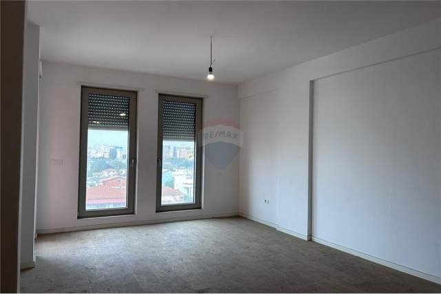 Tirane, jepet me qera apartament 4+1 Kati 5, 150 m² 1.300 Euro (Foleja e Gjelber)