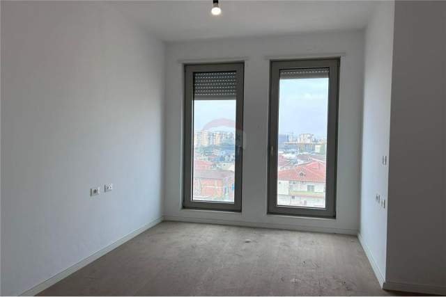 Tirane, jepet me qera apartament 4+1 Kati 5, 150 m² 1.300 Euro (Foleja e Gjelber)