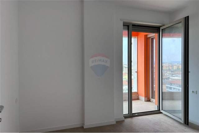 Tirane, jepet me qera apartament 4+1 Kati 5, 150 m² 1.300 Euro (Foleja e Gjelber)