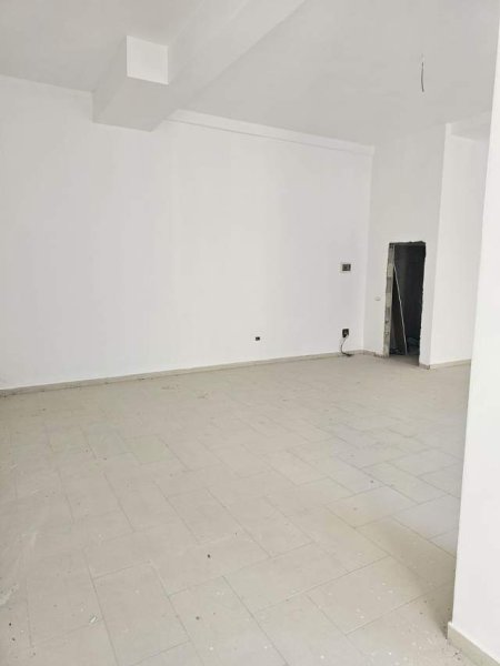 Tirane, jepet me qera ambjent biznesi Kati 0, 76 m² 600 Euro (Astir)