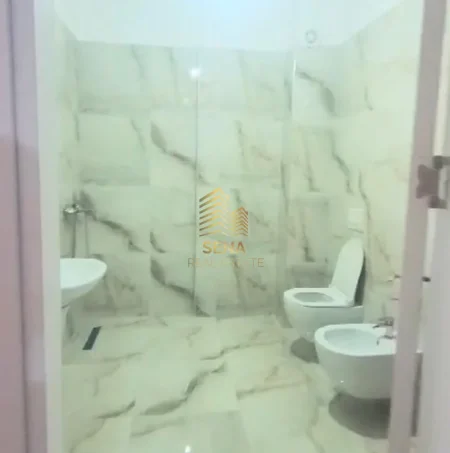 Tirane, jepet me qera apartament 2+1+Ballkon Kati 3, 100 m² 450 € (Yzberisht)
