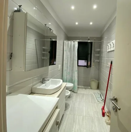 Tirane, jepet me qera apartament 3+1 , 113 m² 850 € 