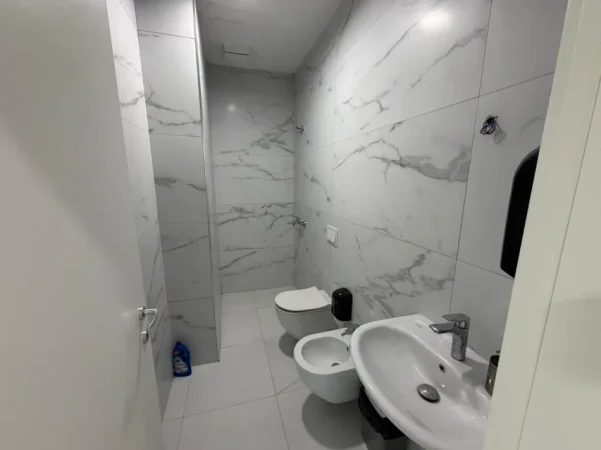 Tirane, jepet me qera ambjent biznesi Kati 7, 124 m² 1.000 € (21 dhjetori)