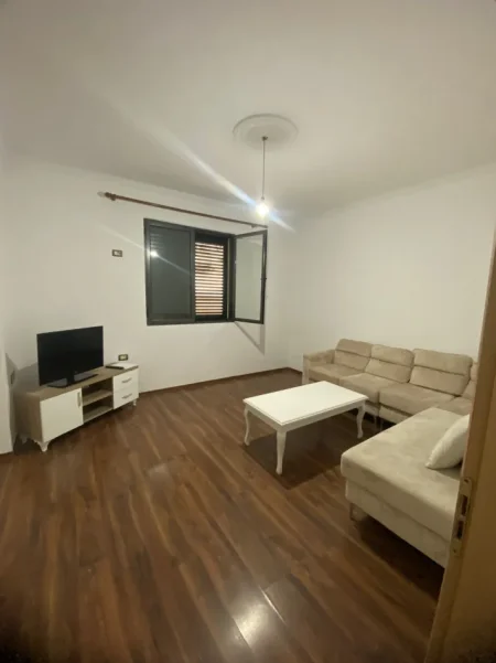 Tirane, jepet me qera 2+1 Kati 1, 120 m² 470 € 
