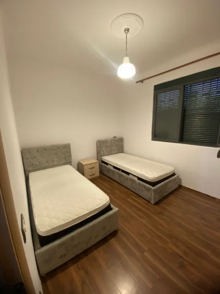 Tirane, jepet me qera 2+1 Kati 1, 120 m² 470 € 