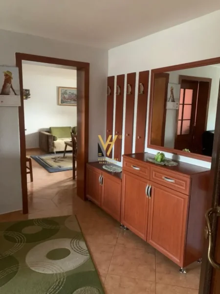 Tirane, jepet me qera apartament 3+1+Ballkon Kati 6, 93 m² 670 € (PAZARI I RI)