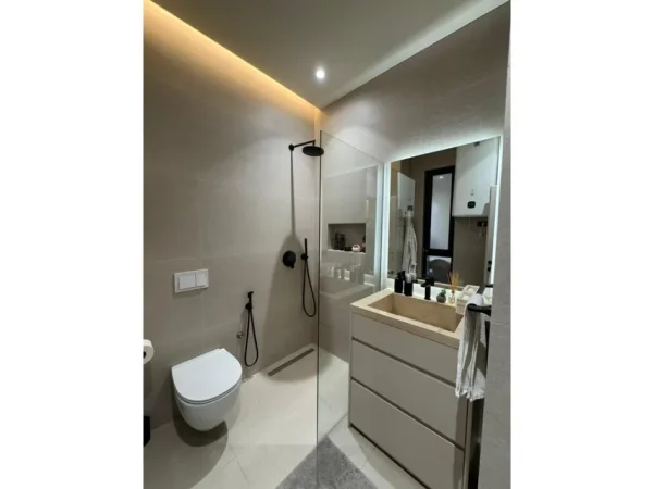 Tirane, jepet me qera apartament 2+1 Kati 2, 77 m² 1.800 € (hotel dinasty)