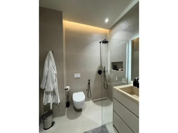 Tirane, jepet me qera apartament 2+1 Kati 2, 77 m² 1.800 € (hotel dinasty)