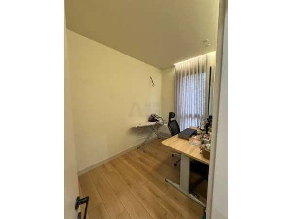 Tirane, jepet me qera apartament 2+1 Kati 2, 77 m² 1.800 € (hotel dinasty)