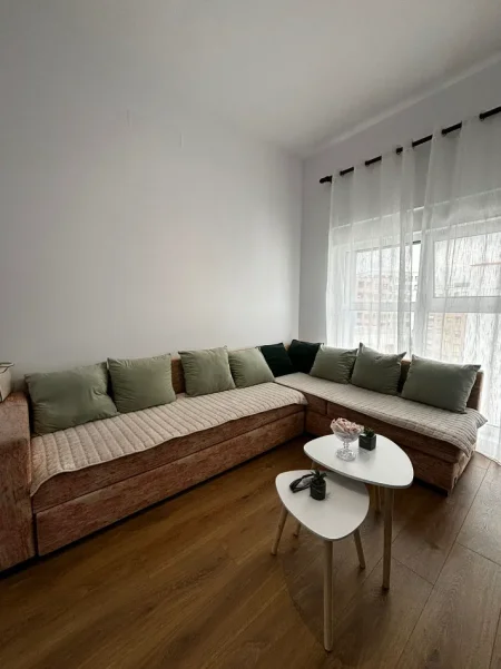 Tirane, jepet me qera apartament 2+1+Ballkon Kati 7, 111 m² 500 € (Ali Demi, Rezidenca Kadiu)