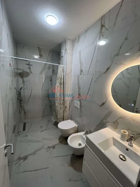 Tirane, jepet me qera apartament 2+1+Ballkon Kati 6, 105 m² 1.000 € (Shkolla e Kuqe)
