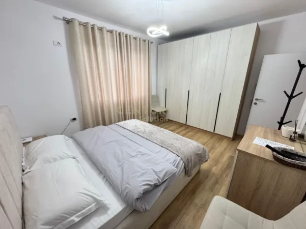 Tirane, jepet me qera apartament 1+1 Kati 3, 70 m² 700 € 