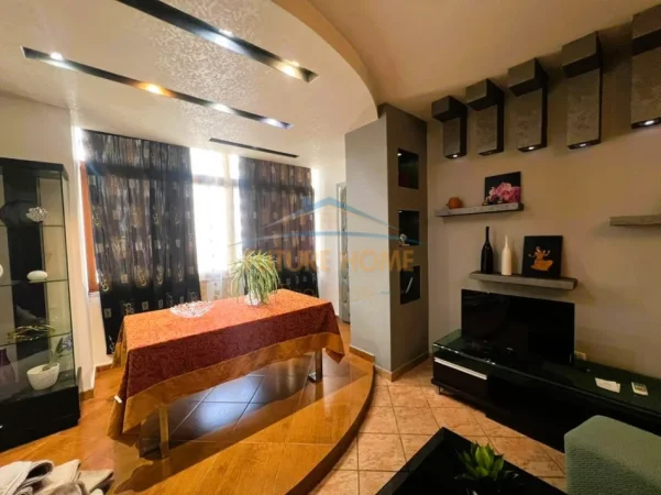Tirane, jepet me qera apartament 1+1+Aneks+Ballkon Kati 2, 74 m² 550 € 