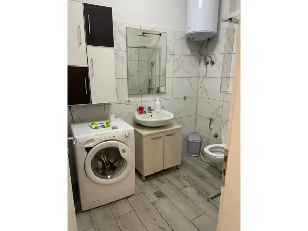 Tirane, jepet me qera apartament 1+1 Kati 5, 650 € (medrese)