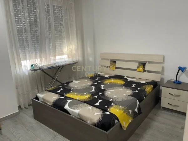 Tirane, jepet me qera apartament 1+1 Kati 5, 650 € (medrese)