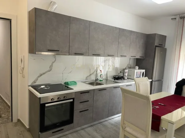 Tirane, jepet me qera apartament 1+1 Kati 5, 650 € (medrese)