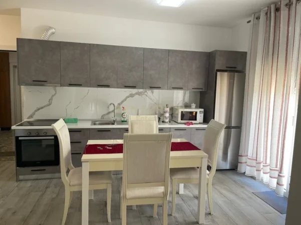 Tirane, jepet me qera apartament 1+1 Kati 5, 650 € (medrese)