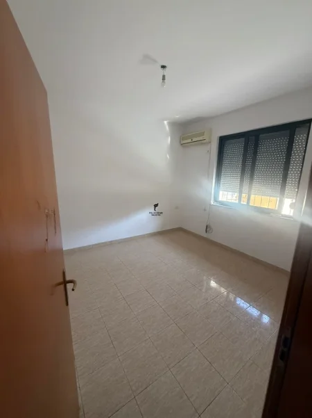 Tirane, jepet me qera zyre Kati 1, 70 m² 600 € (BRRYLI)