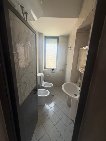Tirane, jepet me qera zyre Kati 1, 70 m² 600 € (BRRYLI)