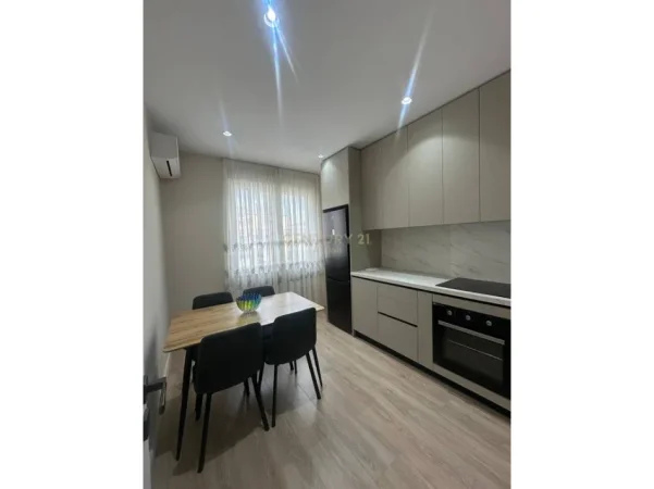 Tirane, jepet me qera apartament 1+1 Kati 4, 65 m² 700 € 