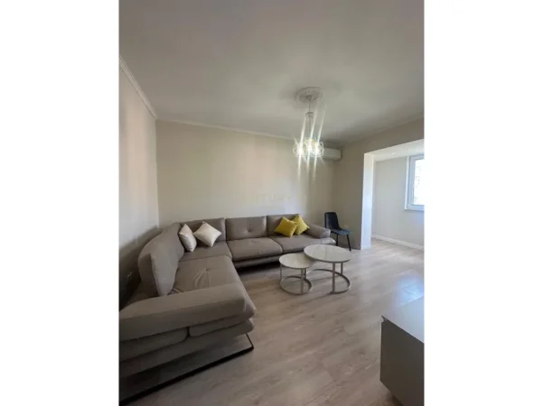Tirane, jepet me qera apartament 1+1 Kati 4, 65 m² 700 € 