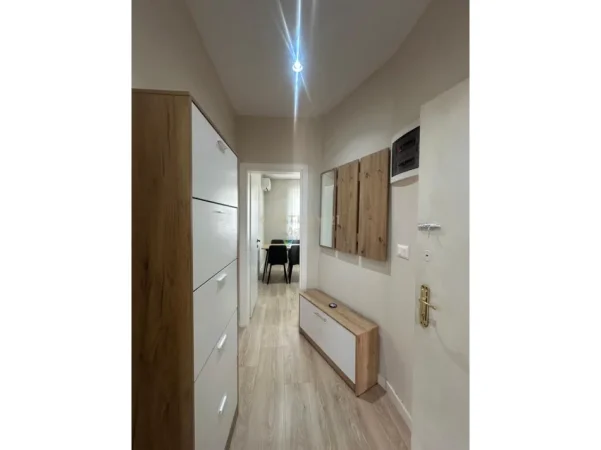 Tirane, jepet me qera apartament 1+1 Kati 4, 65 m² 700 € 