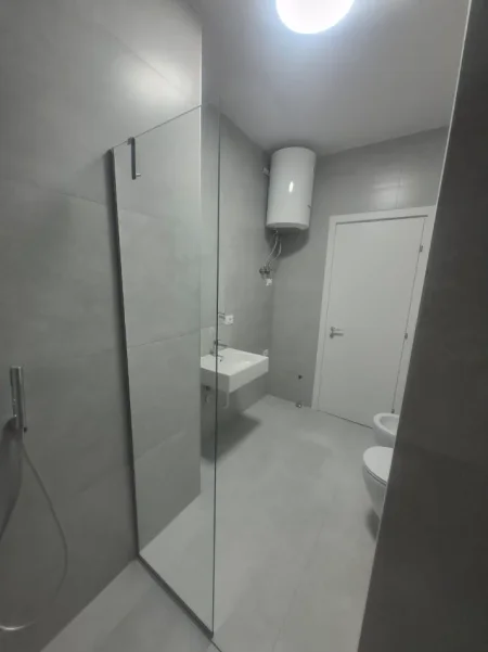 Tirane, jepet me qera apartament 1+1 Kati 4, 550 € (Laprake)