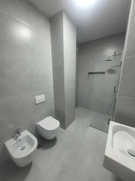 Tirane, jepet me qera apartament 1+1 Kati 4, 550 € (Laprake)