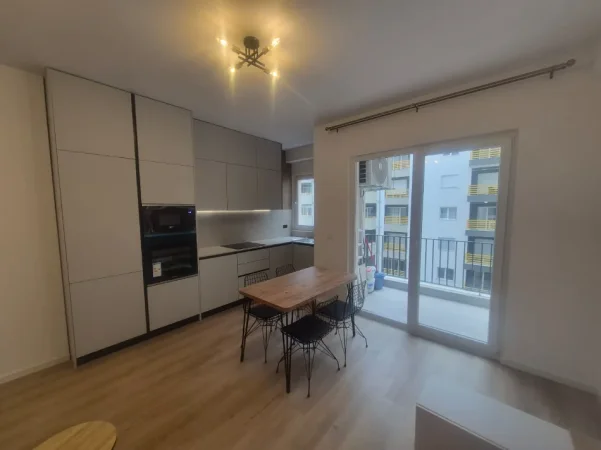 Tirane, jepet me qera apartament 1+1 Kati 4, 550 € (Laprake)