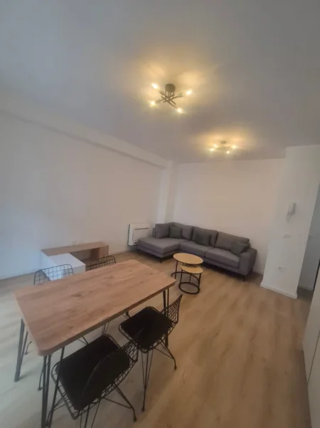 Tirane, jepet me qera apartament 1+1 Kati 4, 550 € (Laprake)