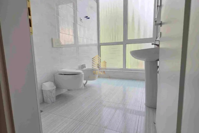 Tirane, jepet me qera ambjent biznesi Kati 3, 60 m² 440 € (Bulevardi i Ri)