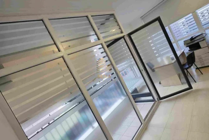 Tirane, jepet me qera ambjent biznesi Kati 3, 60 m² 440 € (Bulevardi i Ri)