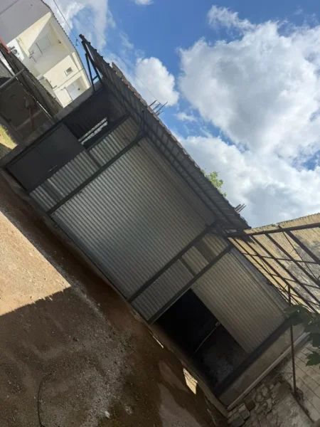 Tirane, jepet me qera ambjent biznesi Kati 0, 210 m² 800 € (Rruga Myslym Keta)