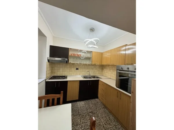Tirane, jepet me qera apartament 1+1 Kati 2, 55 m² 500 € (Shkolla baletit)