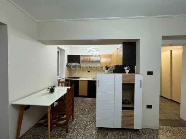 Tirane, jepet me qera apartament 1+1 Kati 2, 55 m² 500 € (Shkolla baletit)