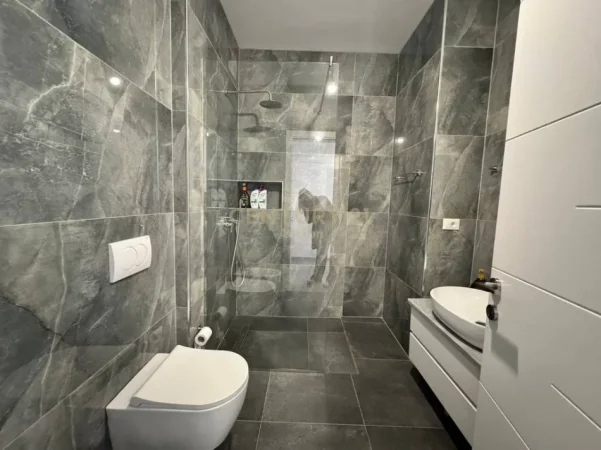 Tirane, jepet me qera apartament 1+1 Kati 2, 75 m² 700 € (Ring center)