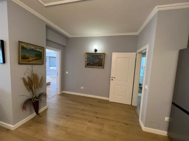 Tirane, jepet me qera apartament 2+1+Ballkon Kati 9, 130 m² 1.000 € (Shkolla Baletit)